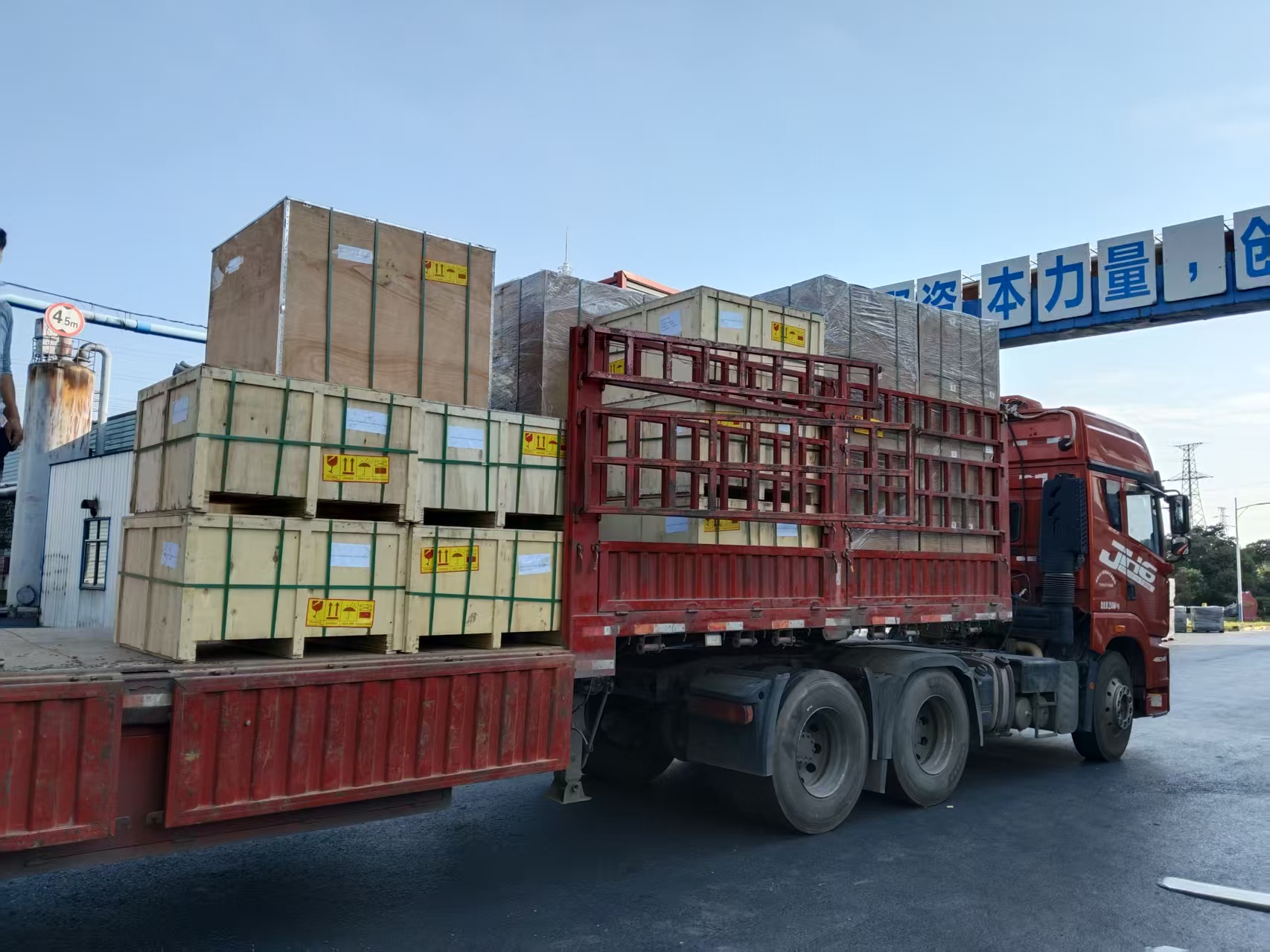 Надежная упаковка графитовых деталей печи в ящики из армированной фанеры на грузовом автомобиле.