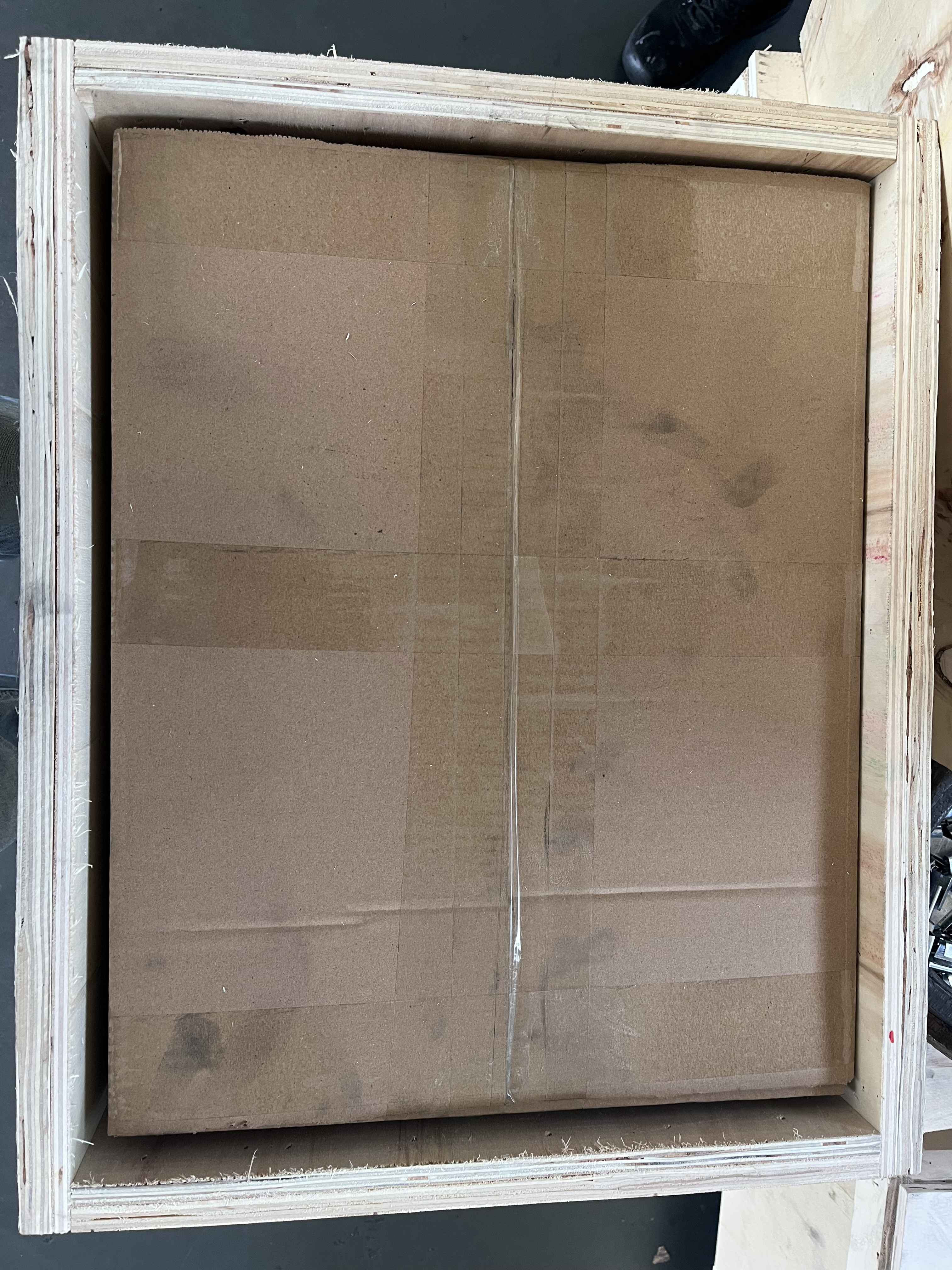 Графитовое кольцо упаковано в деревянный футляр с внутренней картонной коробкой.