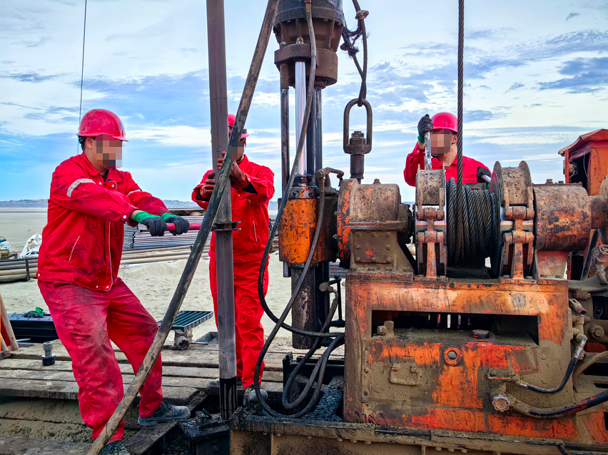 Сцена операций алмазного колонкового бурения на геологоразведочном участке с буровыми долотами, изготовленными с использованием форм из графита высокой чистоты для эффективного и стабильного отбора керна.
