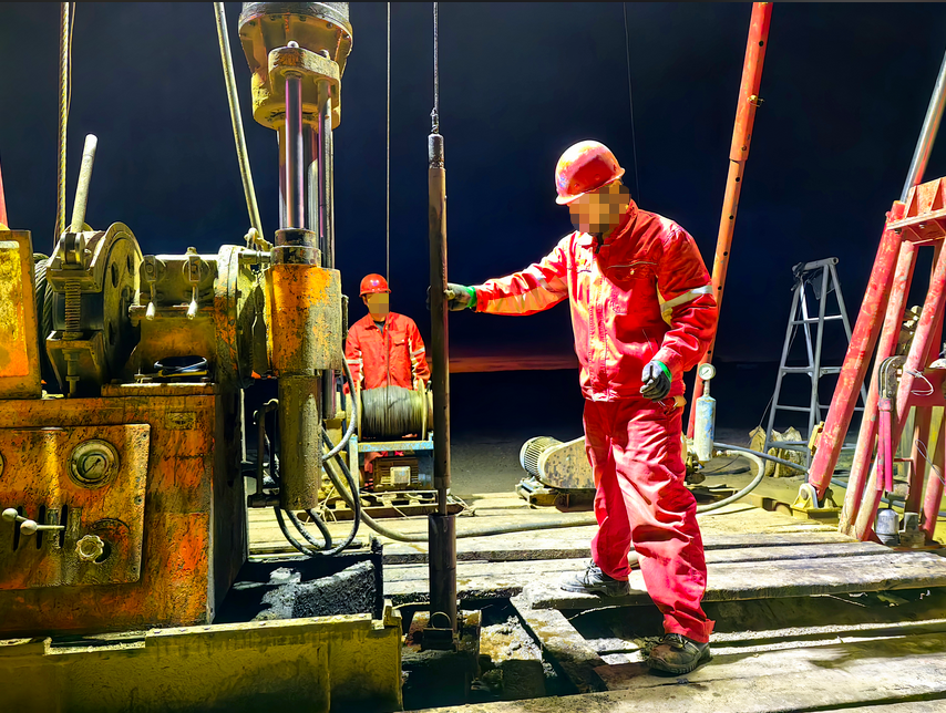 Алмазные буровые коронки, используемые на инженерной буровой площадке; Эти сверла, изготовленные с использованием графитовых форм, обеспечивают высокую точность и подходят для строительства фундаментов и инженерного бурения.