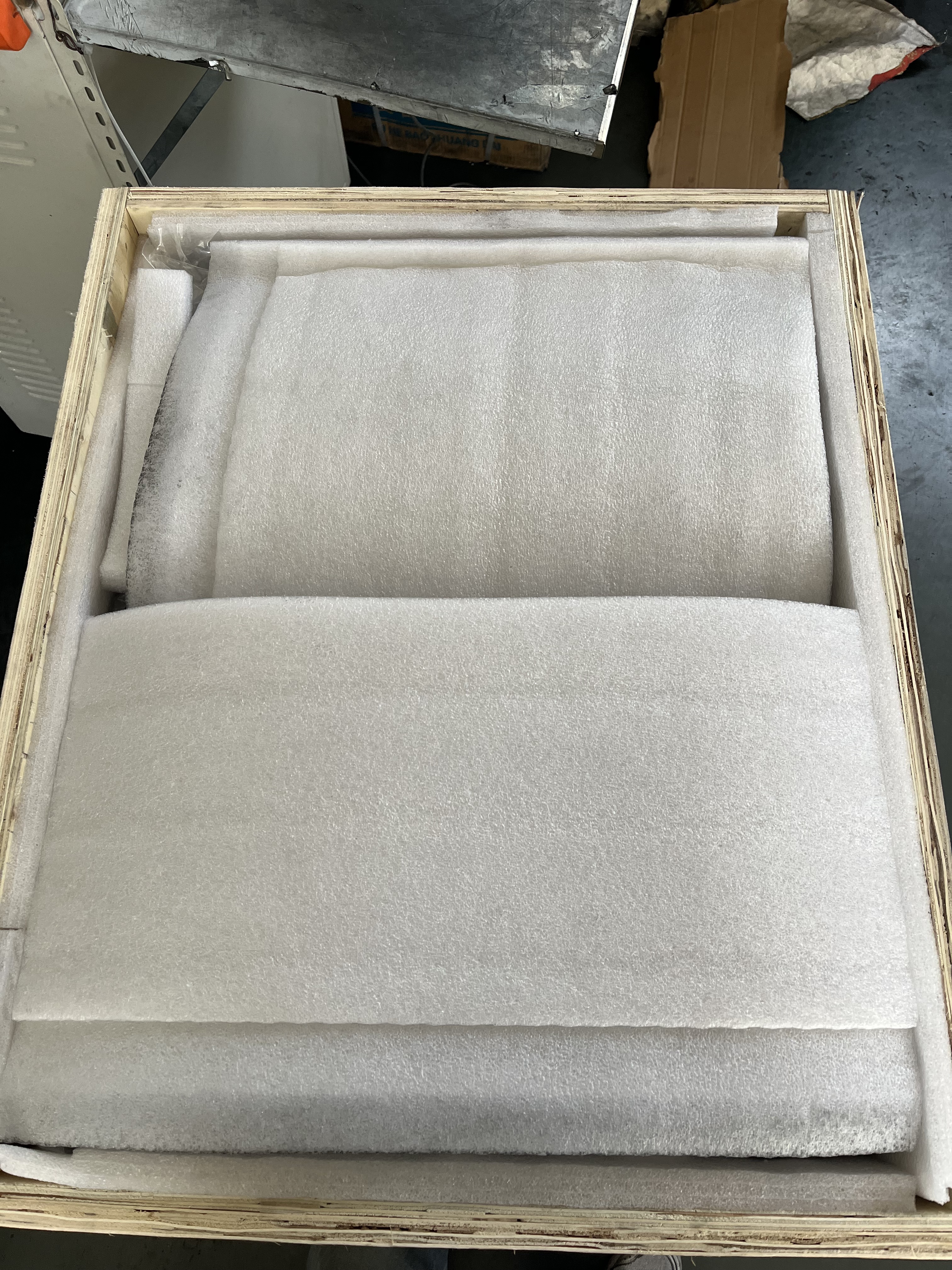 Графитовое кольцо упаковано в деревянный футляр с пенополистиролом.